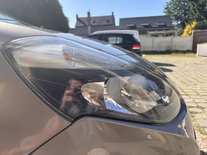 Phare de voiture redevenu transparent après une rénovation par L'Atelier du Reflet